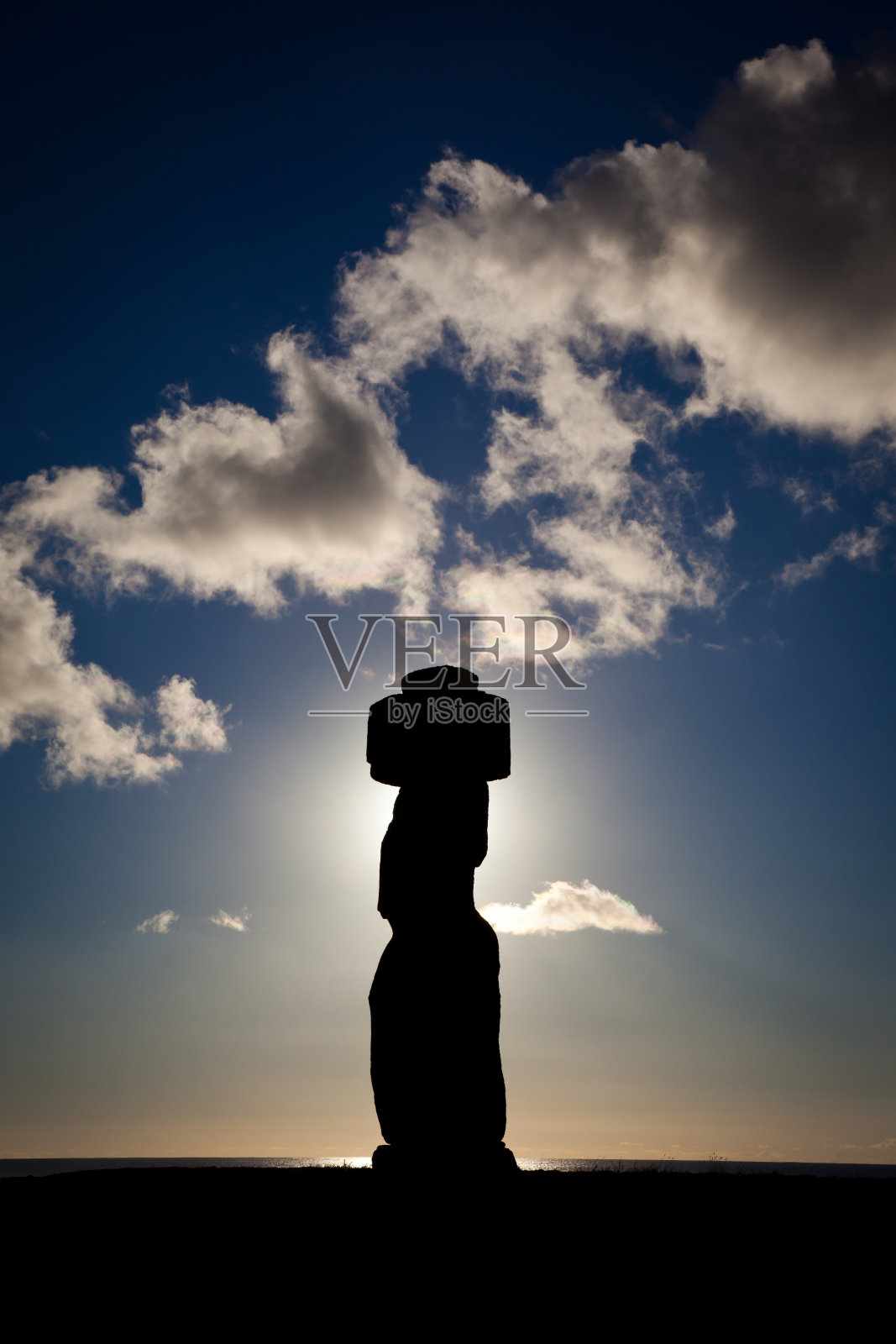 日落时的摩埃石像,智利复活节岛照片摄影图片