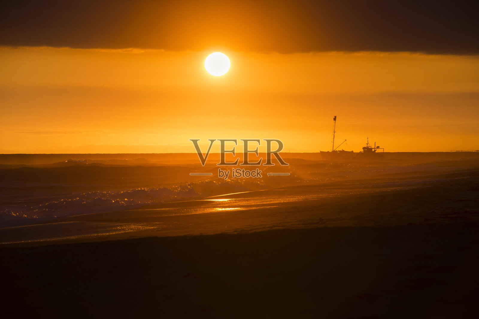 澳大利亚湖泊入口的拖网渔船照片摄影图片