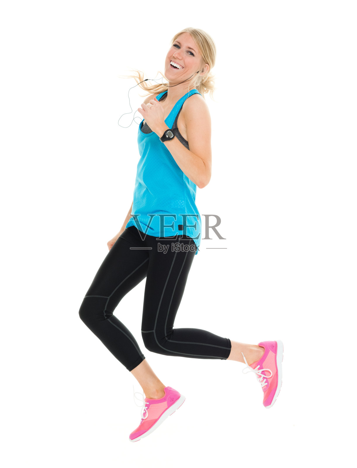 快乐的女跑步者跳跃照片摄影图片