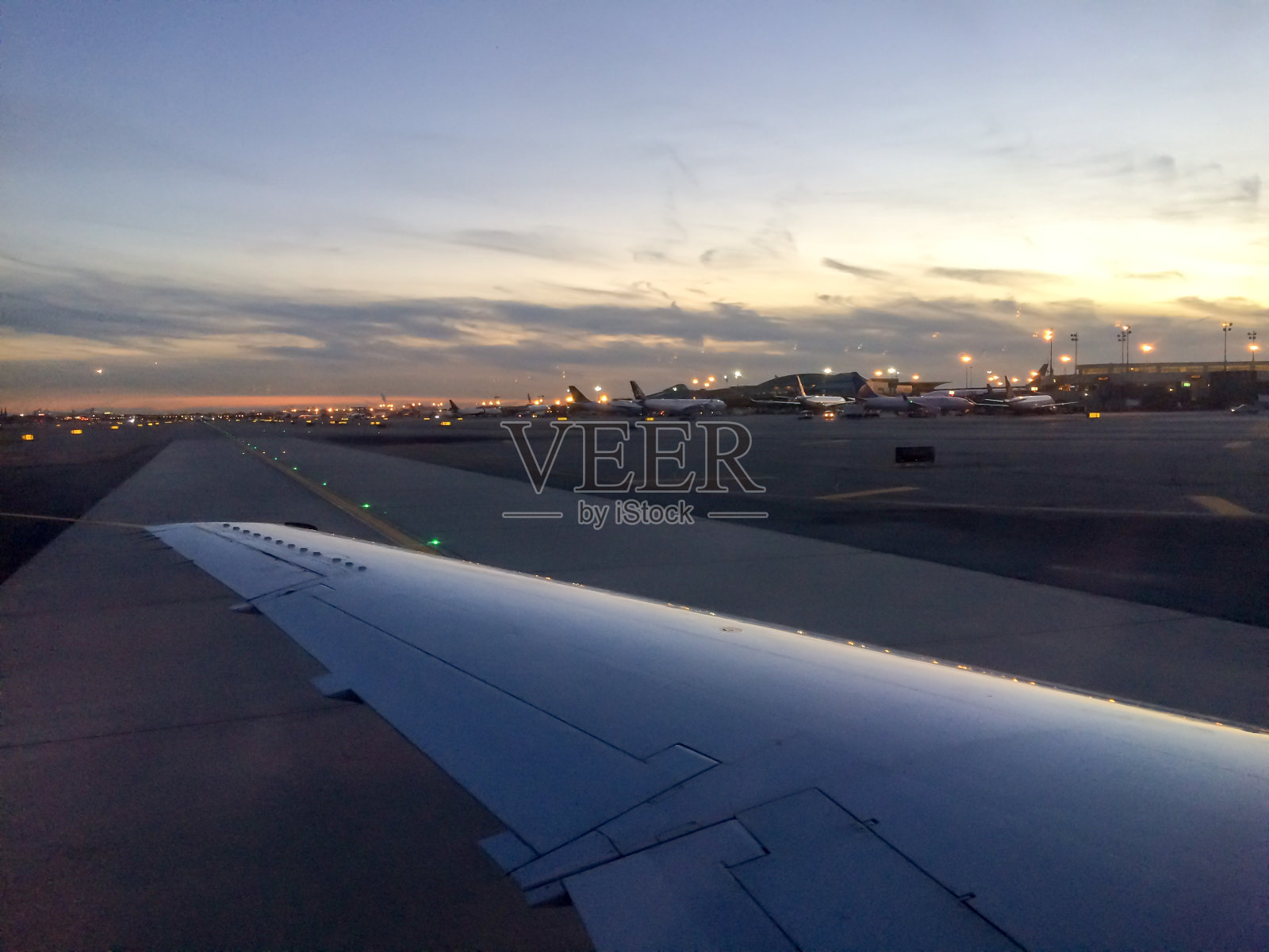 从飞机内部看飞机机翼在空中照片摄影图片