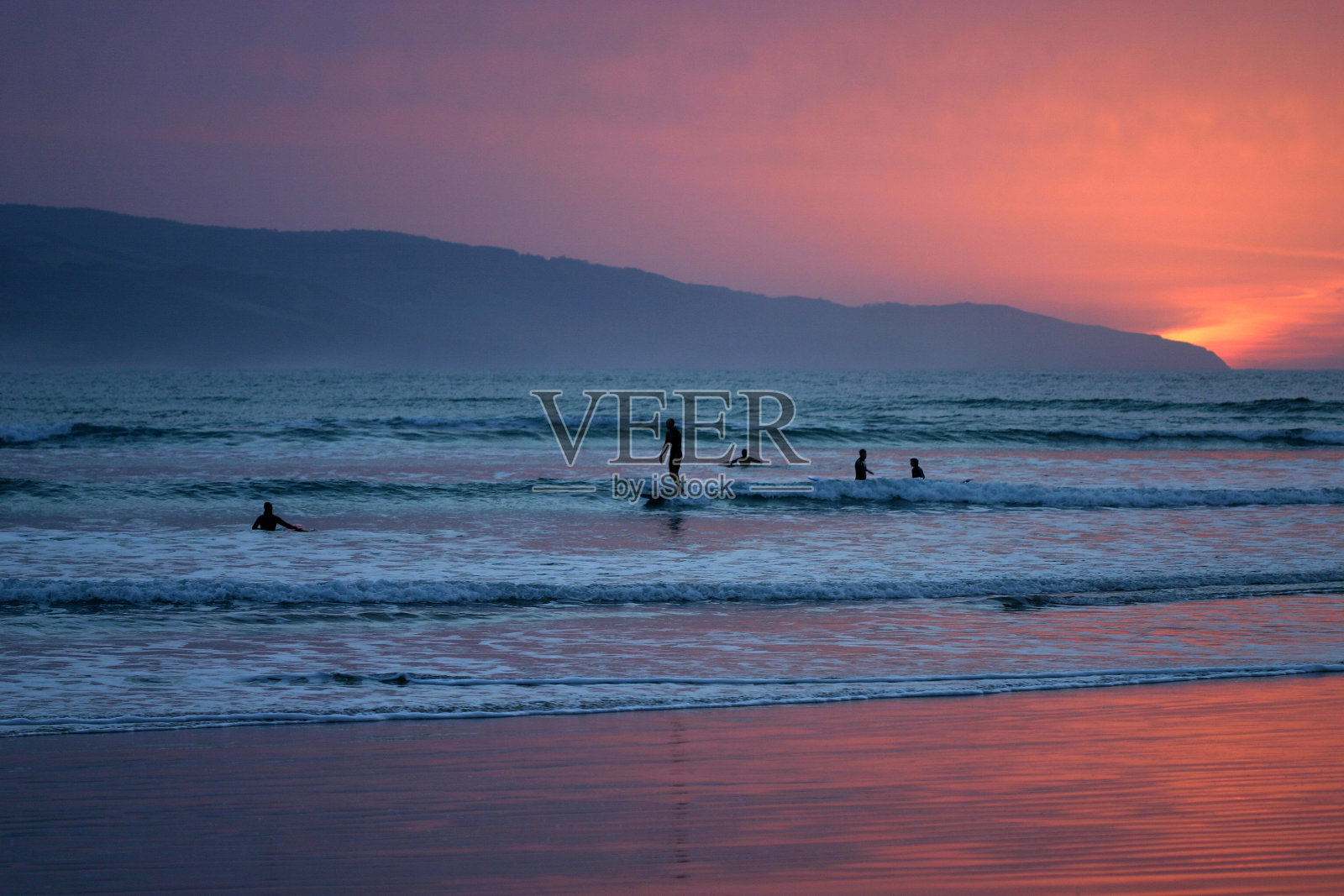 清晨的冲浪者照片摄影图片