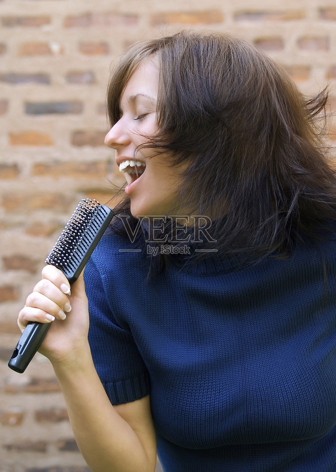 女孩在梳子上唱歌照片摄影图片