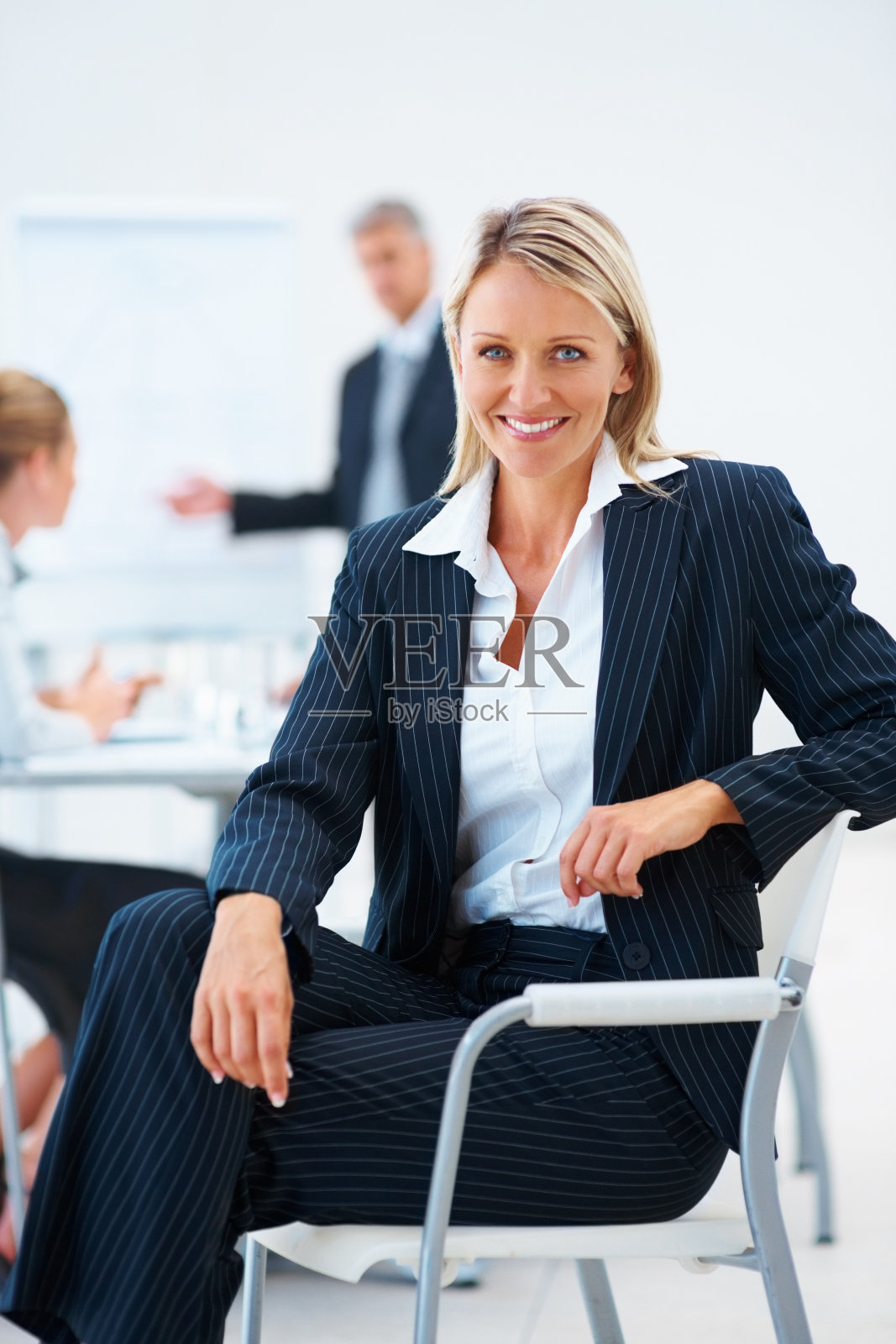 快乐的女商人和同事在后台讨论照片摄影图片