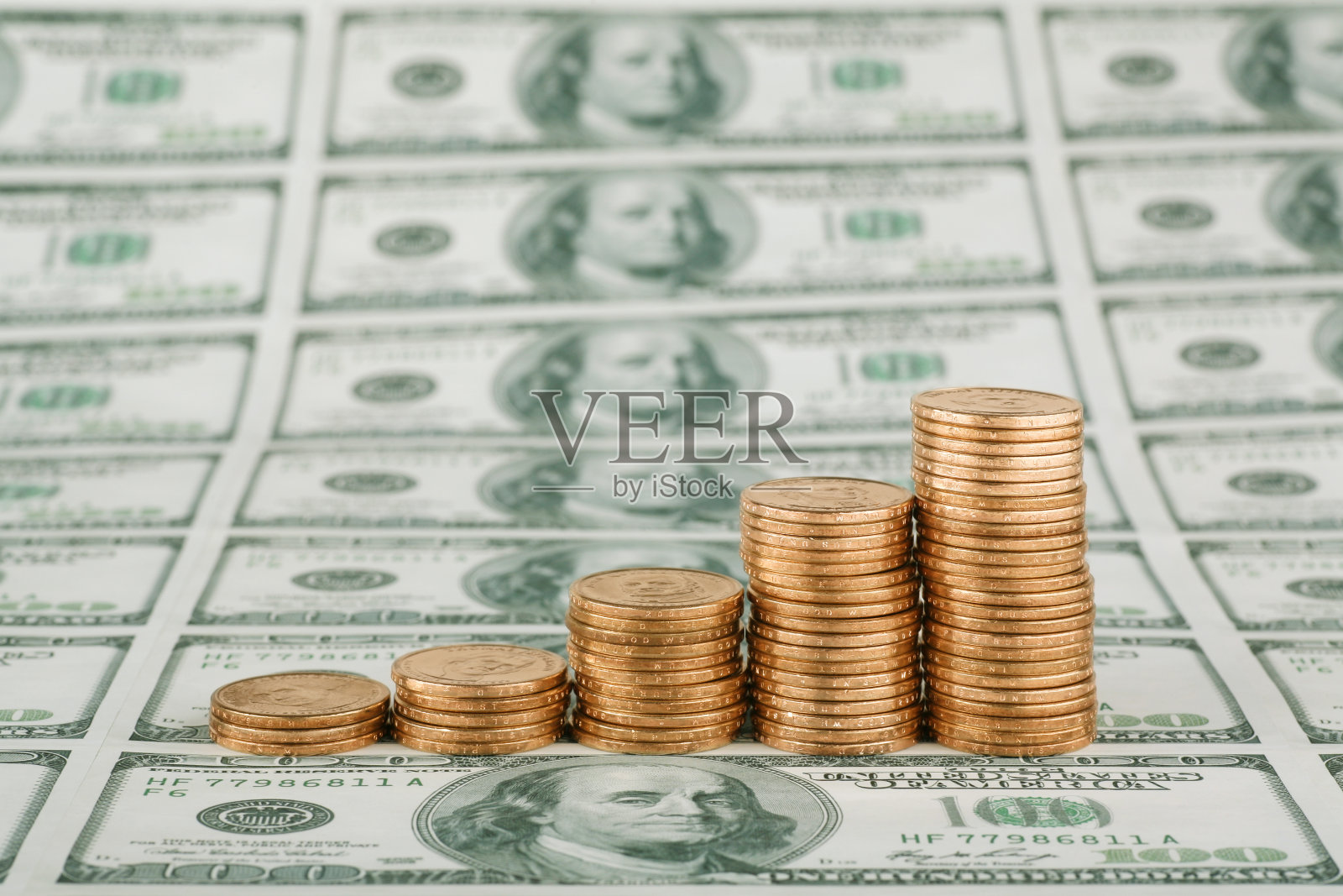 一张100美元的纸币和金币照片摄影图片