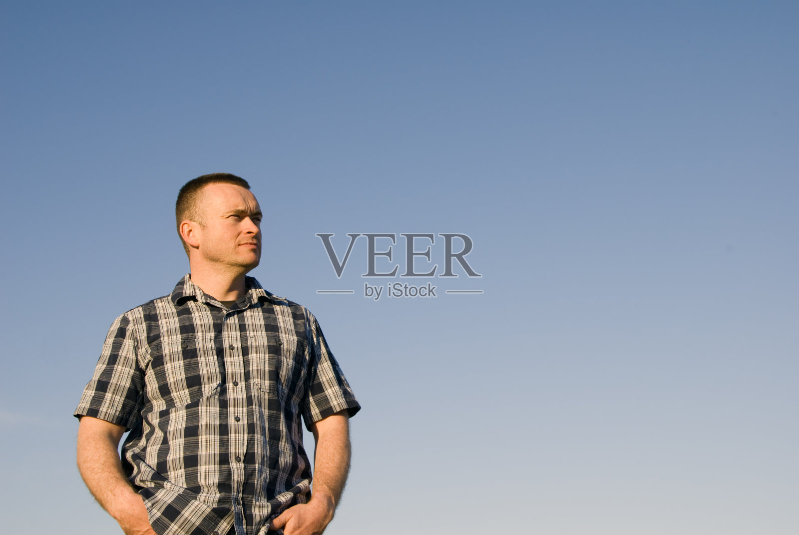 男人和天空照片摄影图片