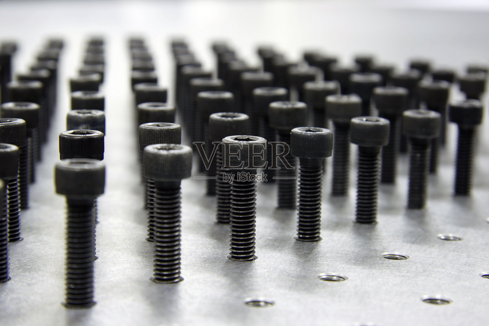 台孔上有无限个网孔螺钉照片摄影图片