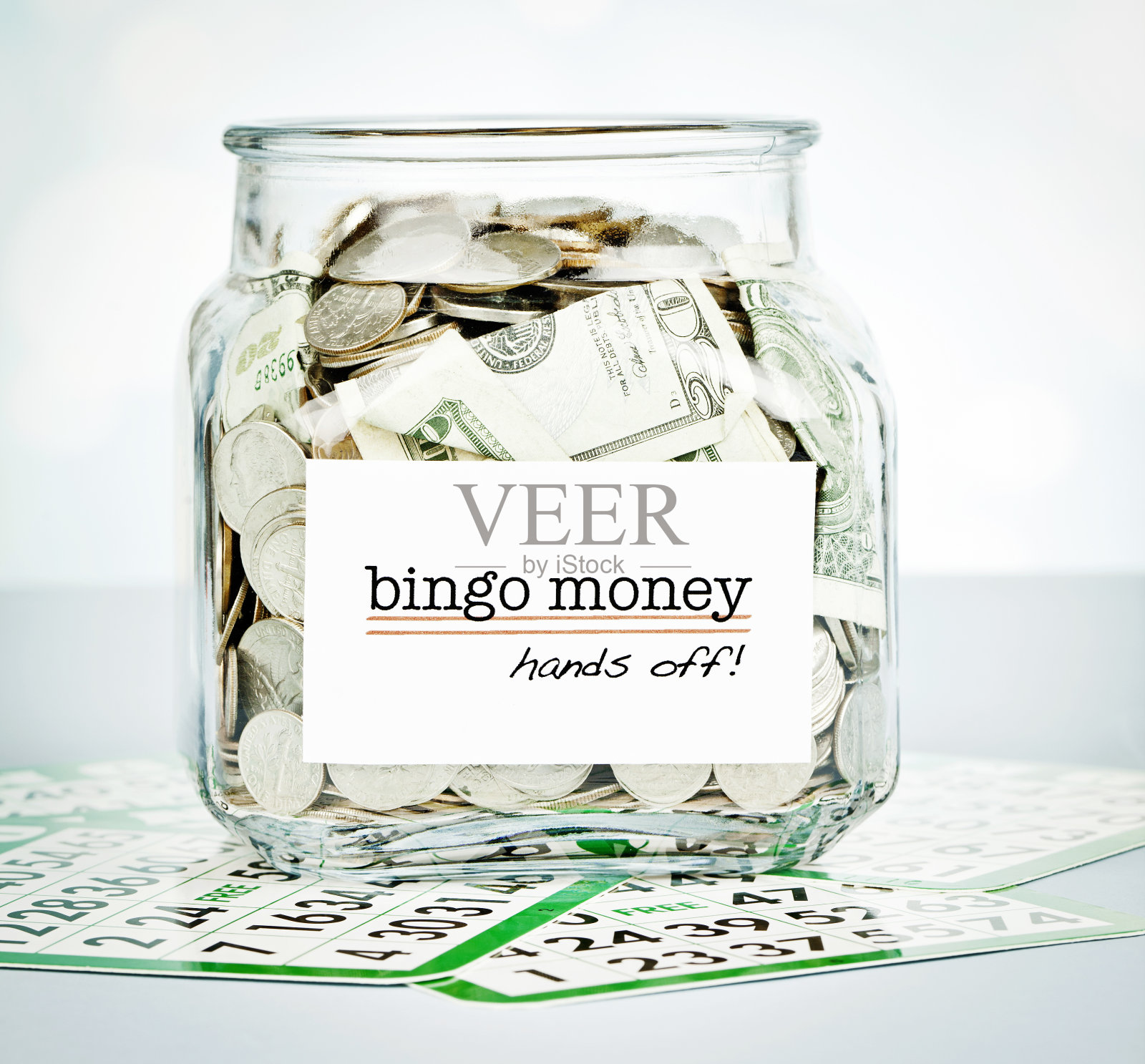 装有宾果游戏币的储蓄罐照片摄影图片