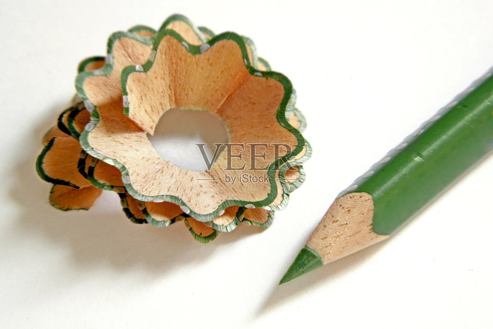 铅笔和卷笔刀刨花照片摄影图片