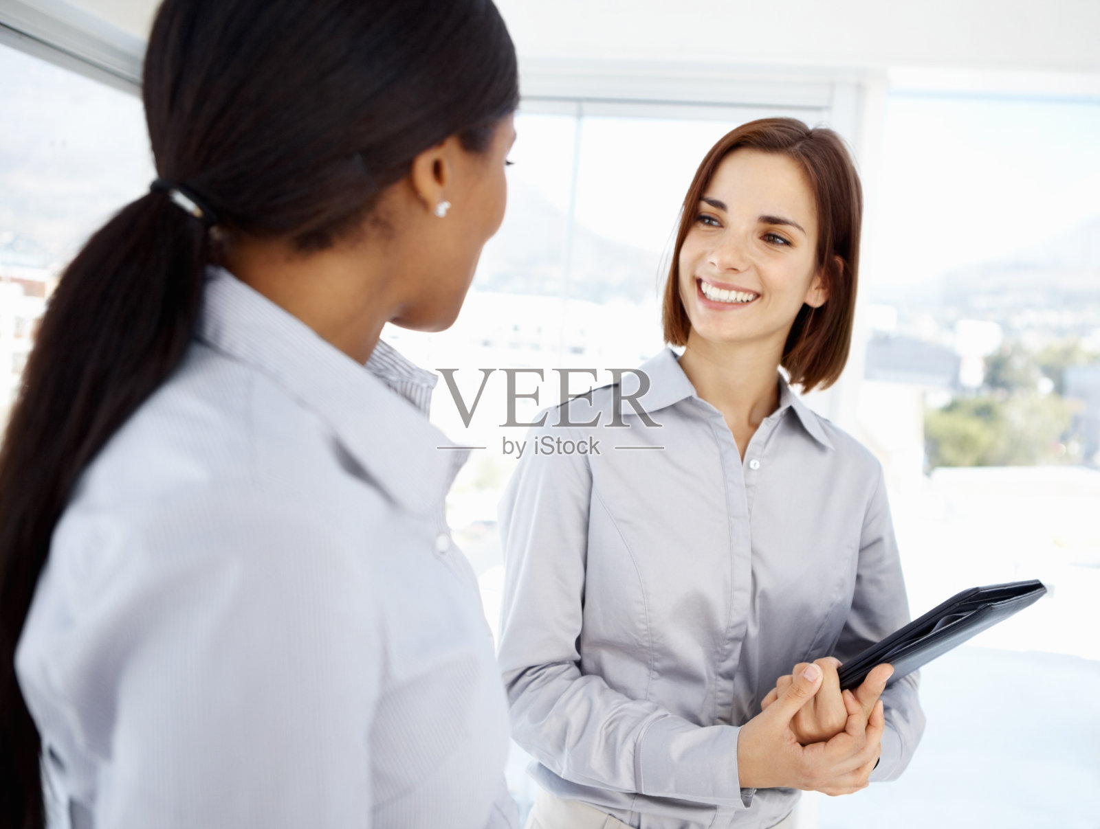 两位女性高管之间的讨论照片摄影图片