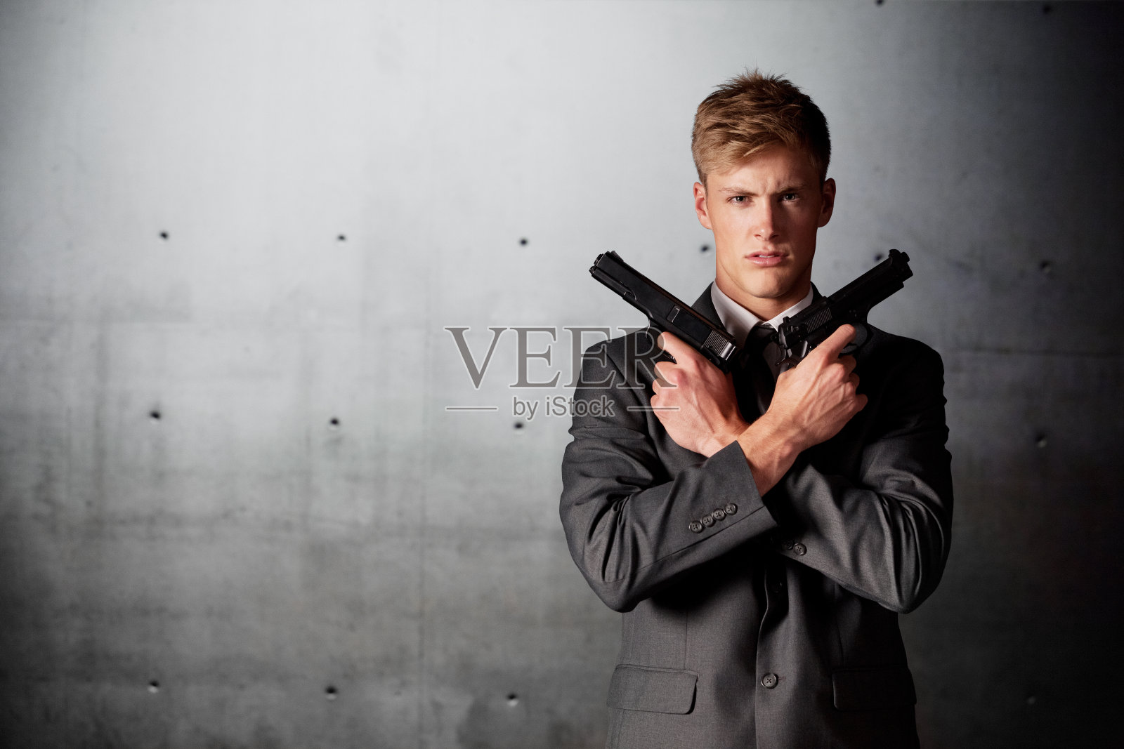 商人拿着手枪照片摄影图片