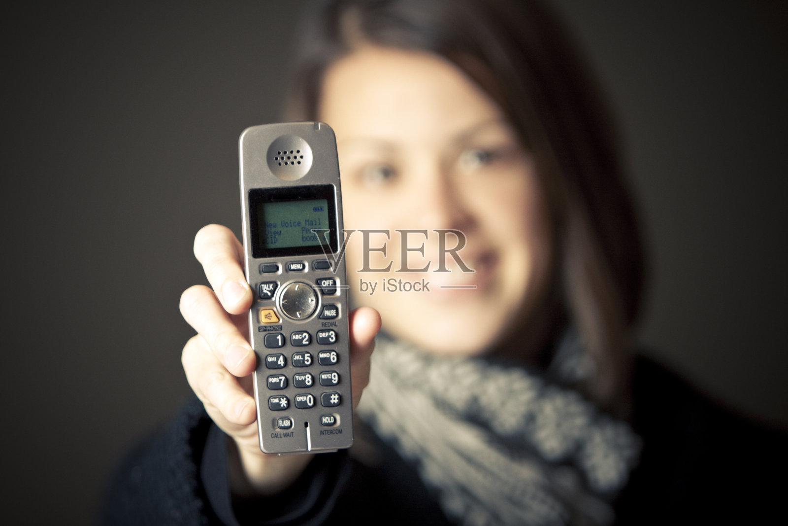 一个拿着无绳电话的女人照片摄影图片