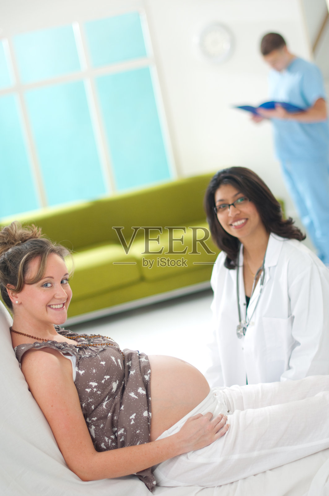 怀孕的病人和医生微笑照片摄影图片