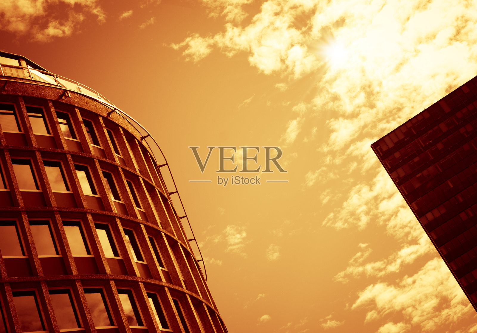 金色天空映衬着摩天大楼区照片摄影图片