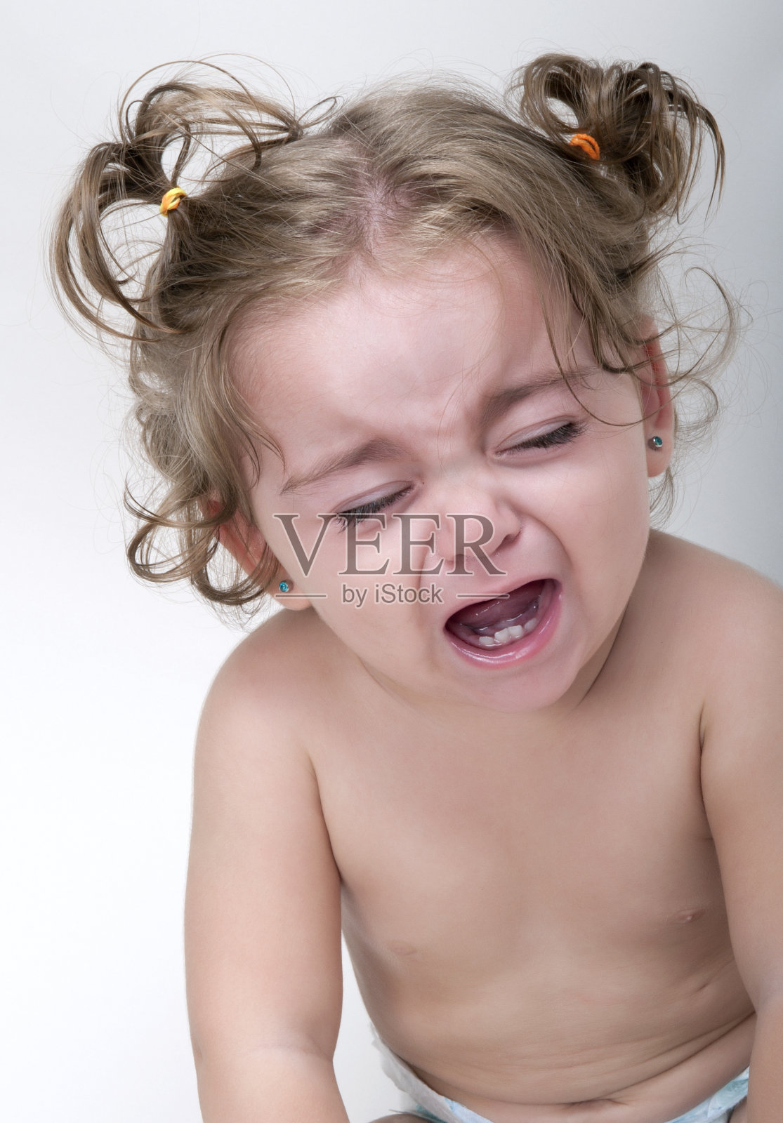 哭泣的宝宝照片摄影图片