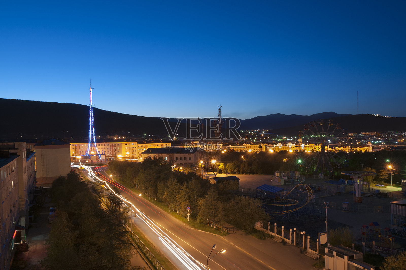 晚上的街道。马加丹州。俄罗斯。照片摄影图片