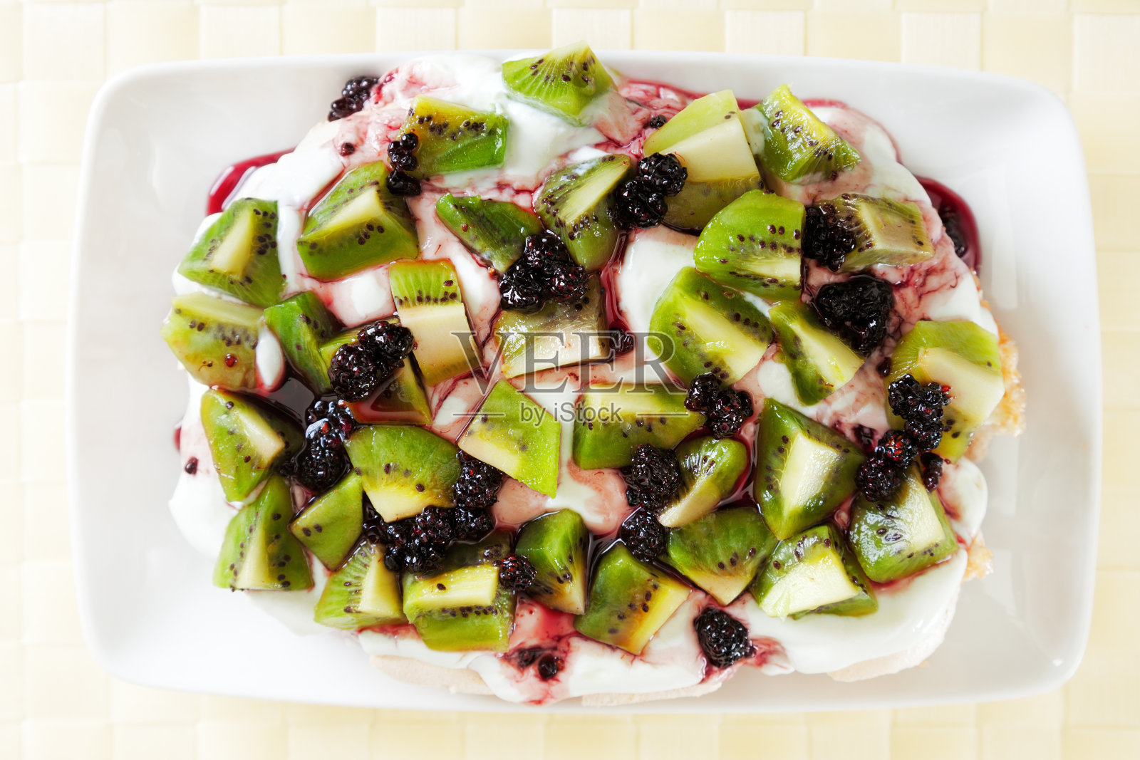 猕猴桃和浆果的Pavlova照片摄影图片