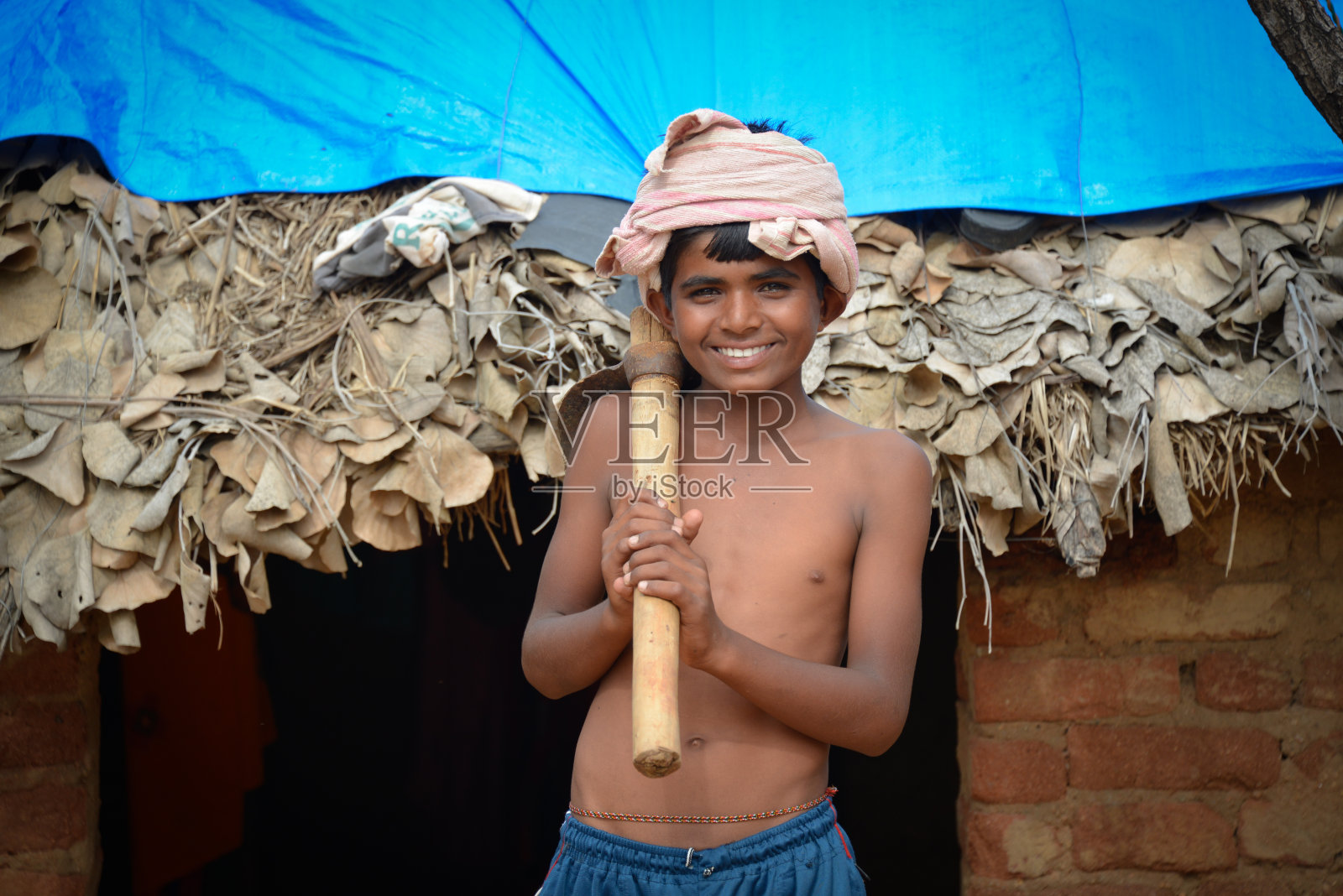 农村男孩照片摄影图片