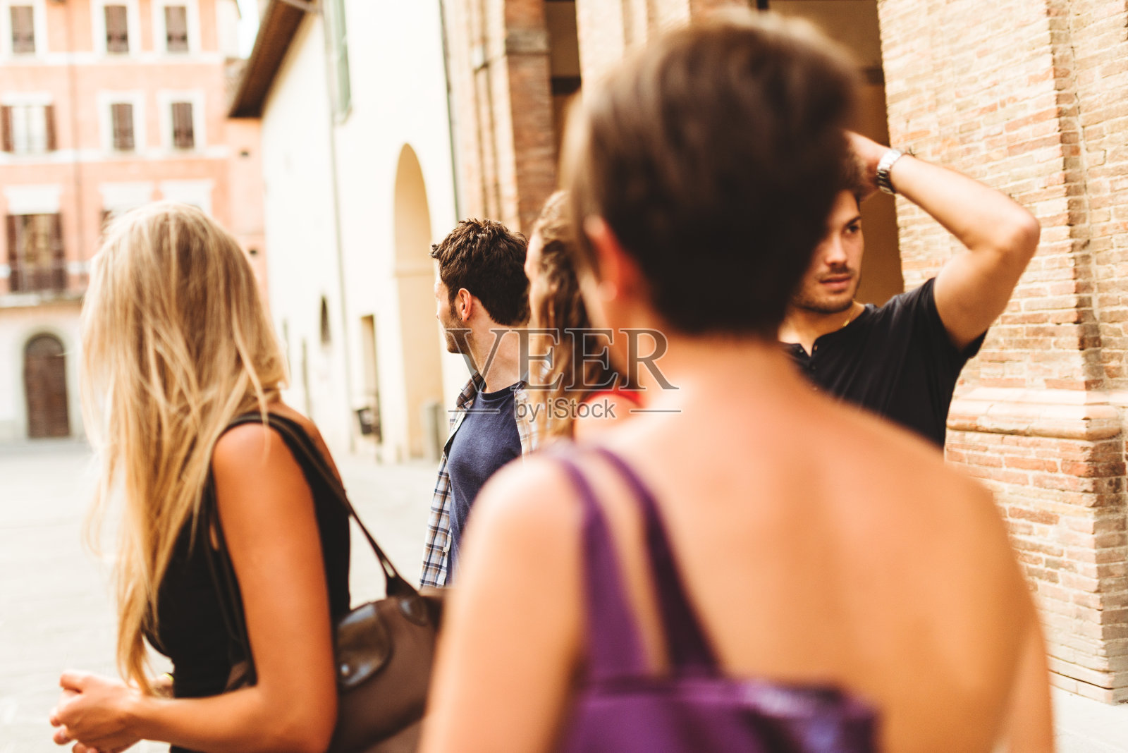 朋友们在城市里团聚照片摄影图片