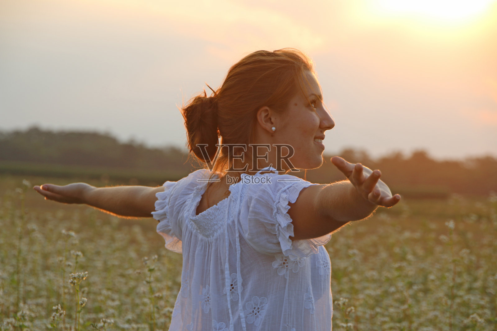 年轻女子在荞麦地里享受照片摄影图片