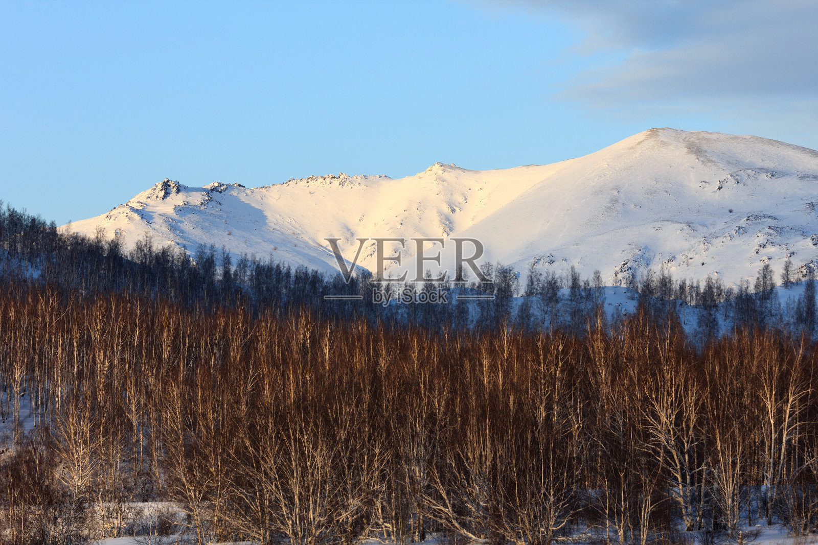 山顶在阳光下照片摄影图片
