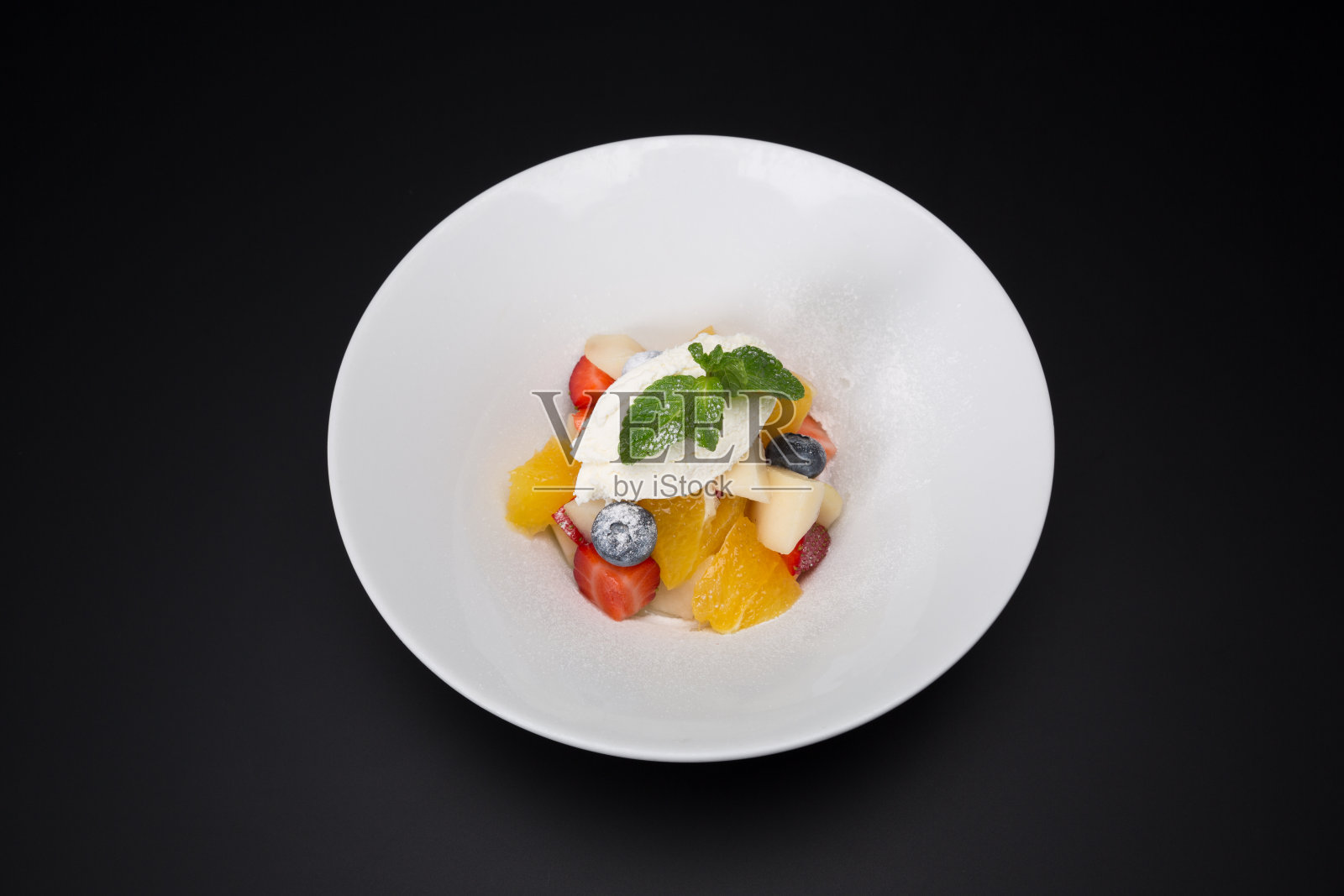 香草水果冰淇淋(黑色背景)照片摄影图片