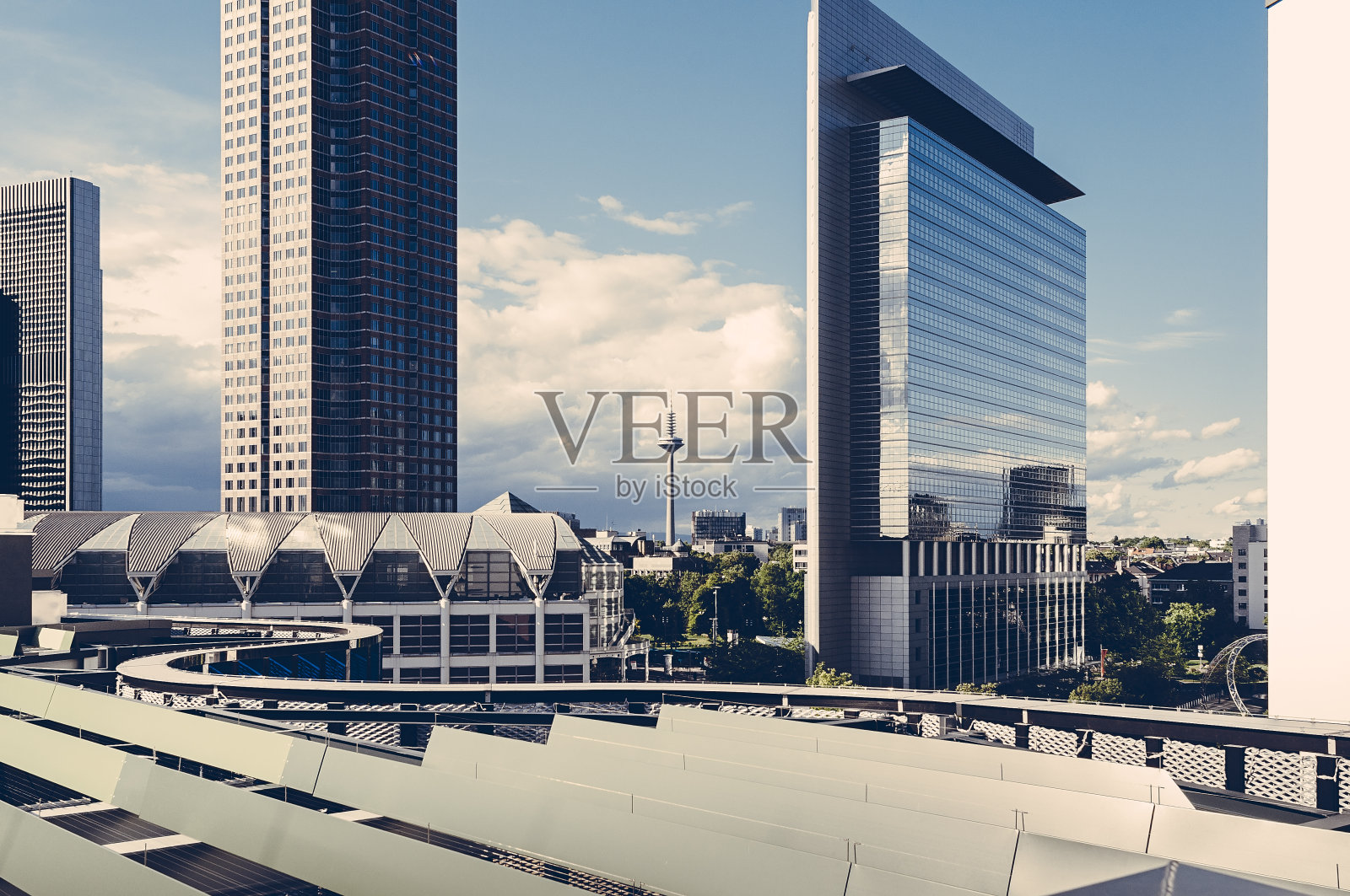 位于法兰克福市中心的高楼大厦照片摄影图片