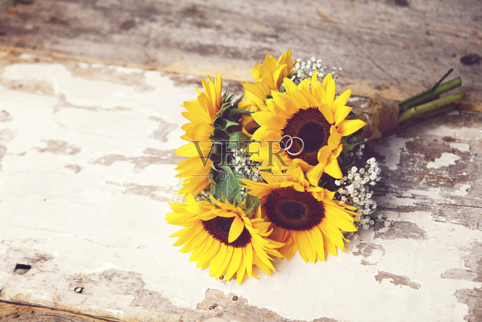向日葵花束和结婚戒指照片摄影图片