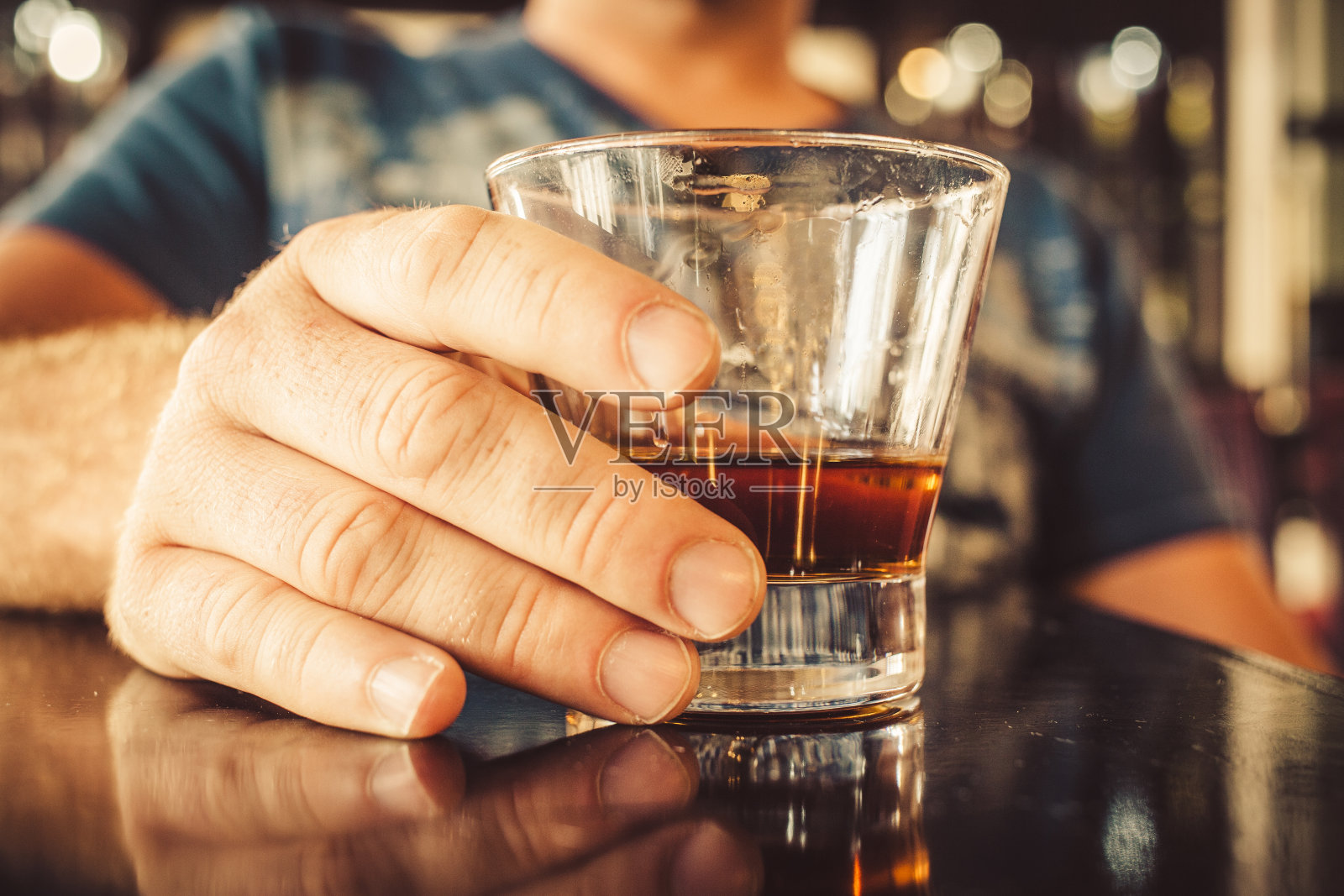 男手拿着一杯朗姆酒照片摄影图片