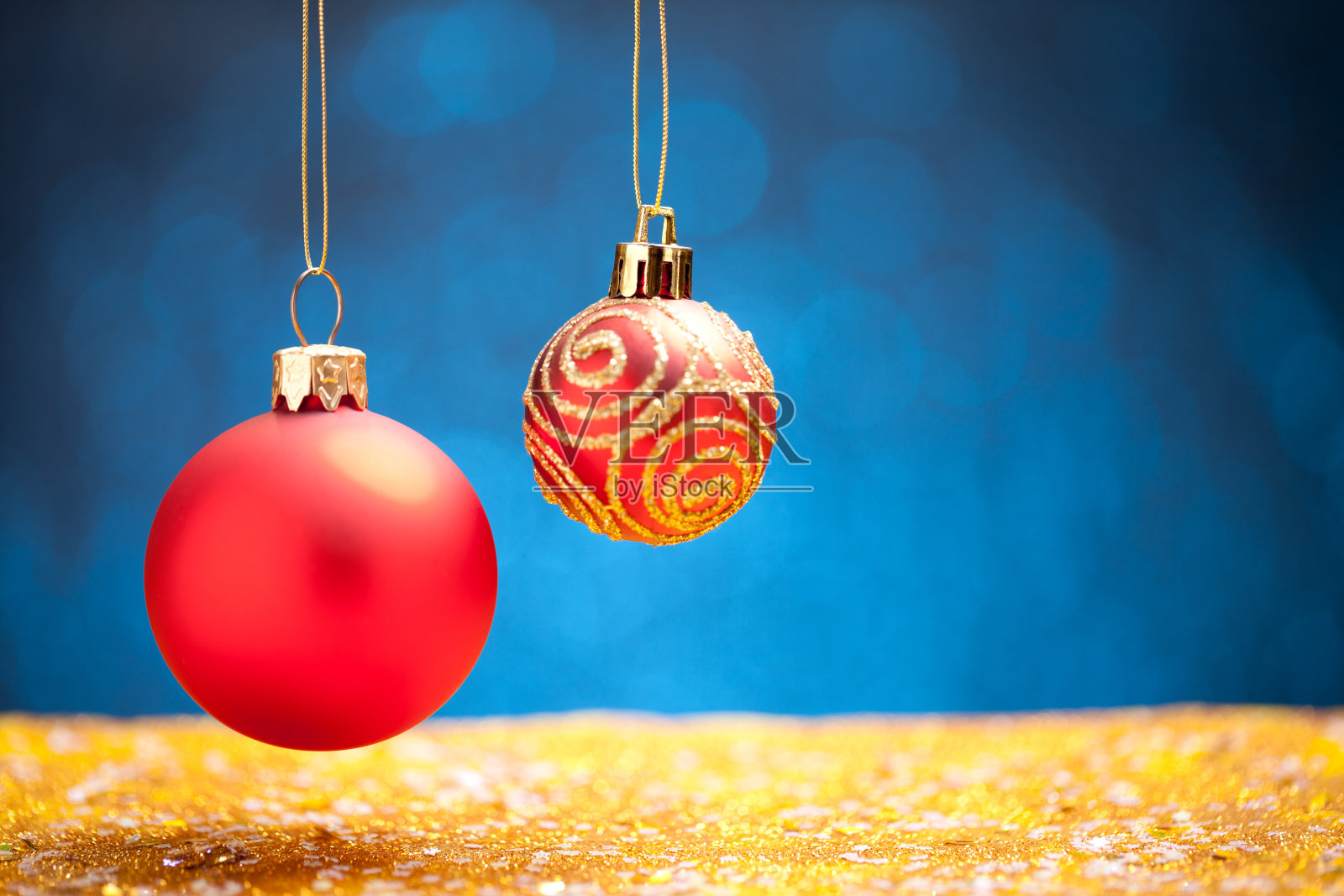 蓝色背景,金色的红色圣诞装饰物照片摄影图片