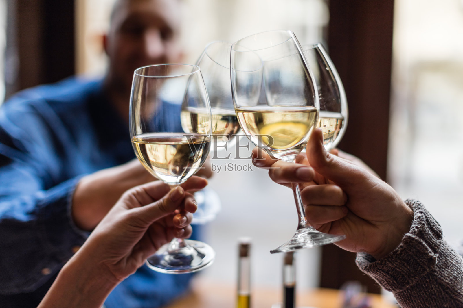 一群朋友用酒杯敬酒照片摄影图片