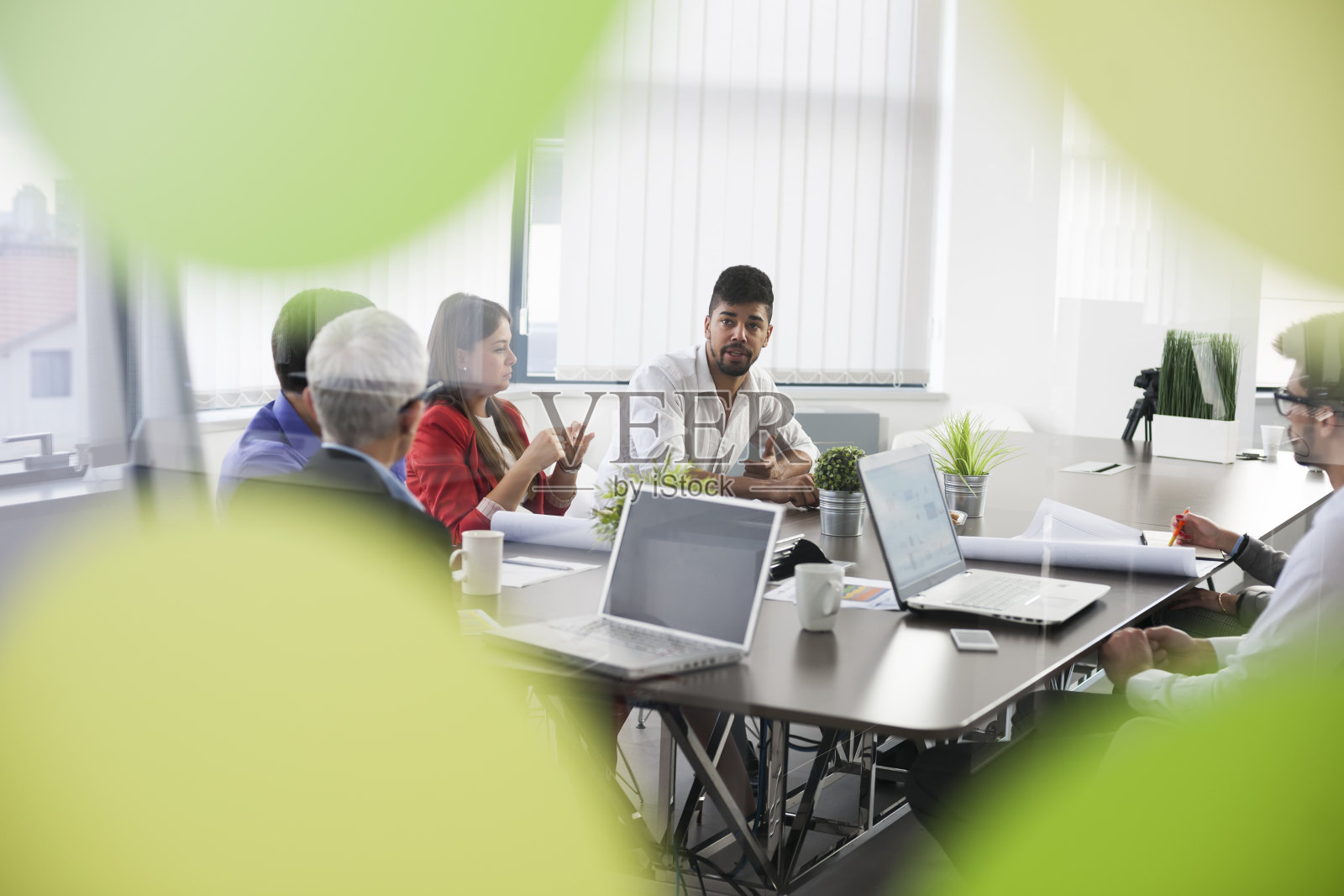 在办公室工作的人照片摄影图片