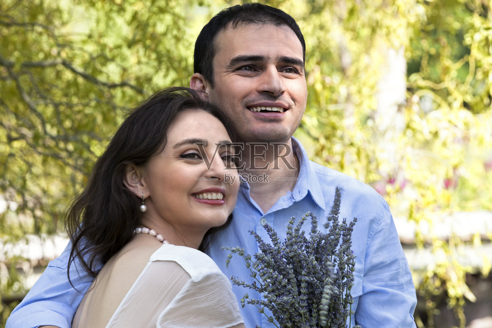 新娘和新郎在花园里照片摄影图片