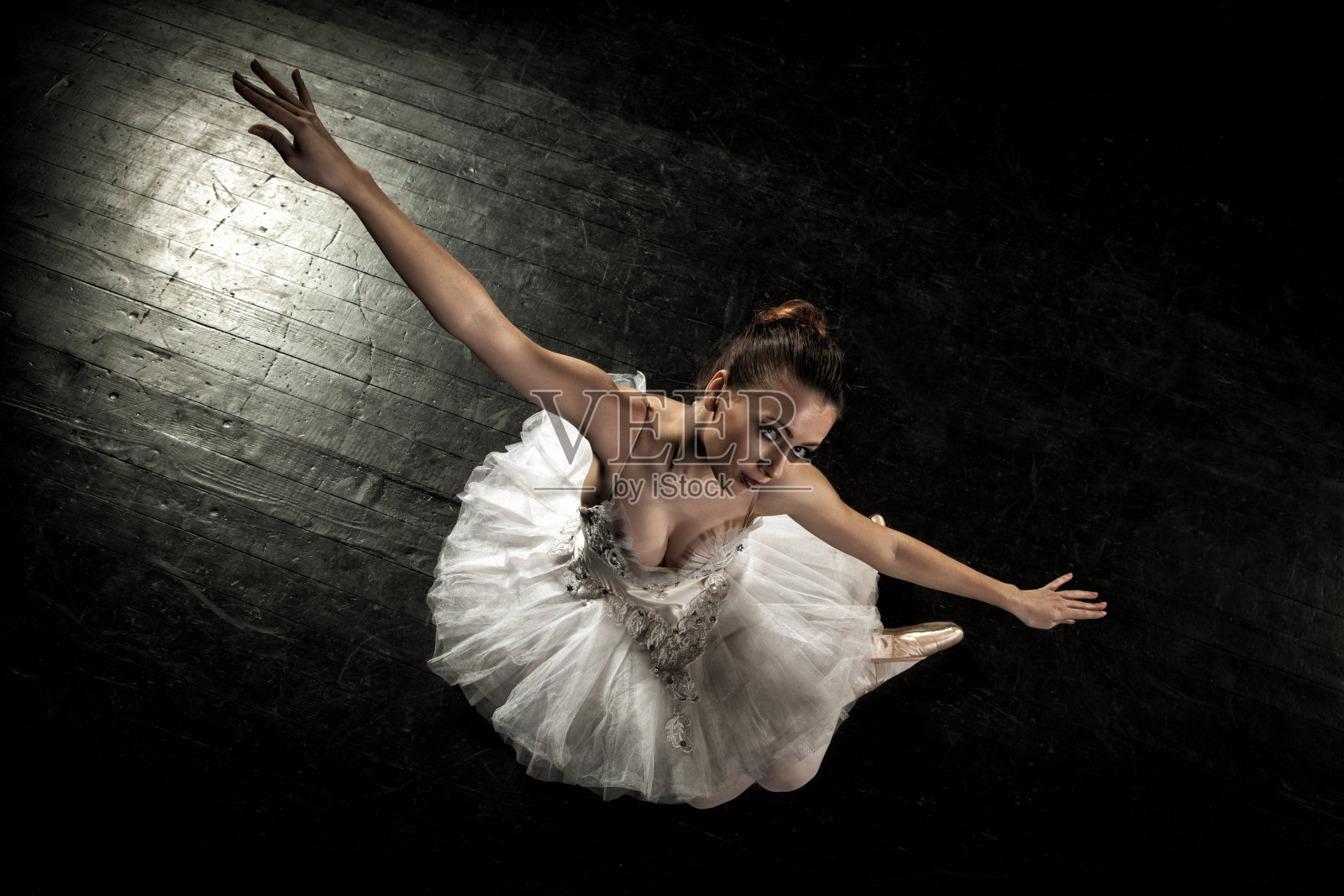 芭蕾舞演员在舞台上照片摄影图片