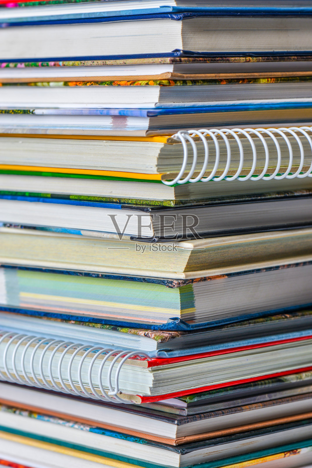 许多精装书的高角度视图。图书馆或学校照片摄影图片