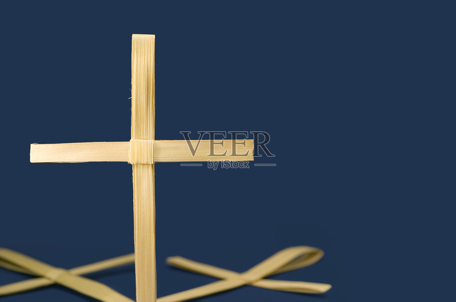 手掌十字架在蓝色的背景照片摄影图片