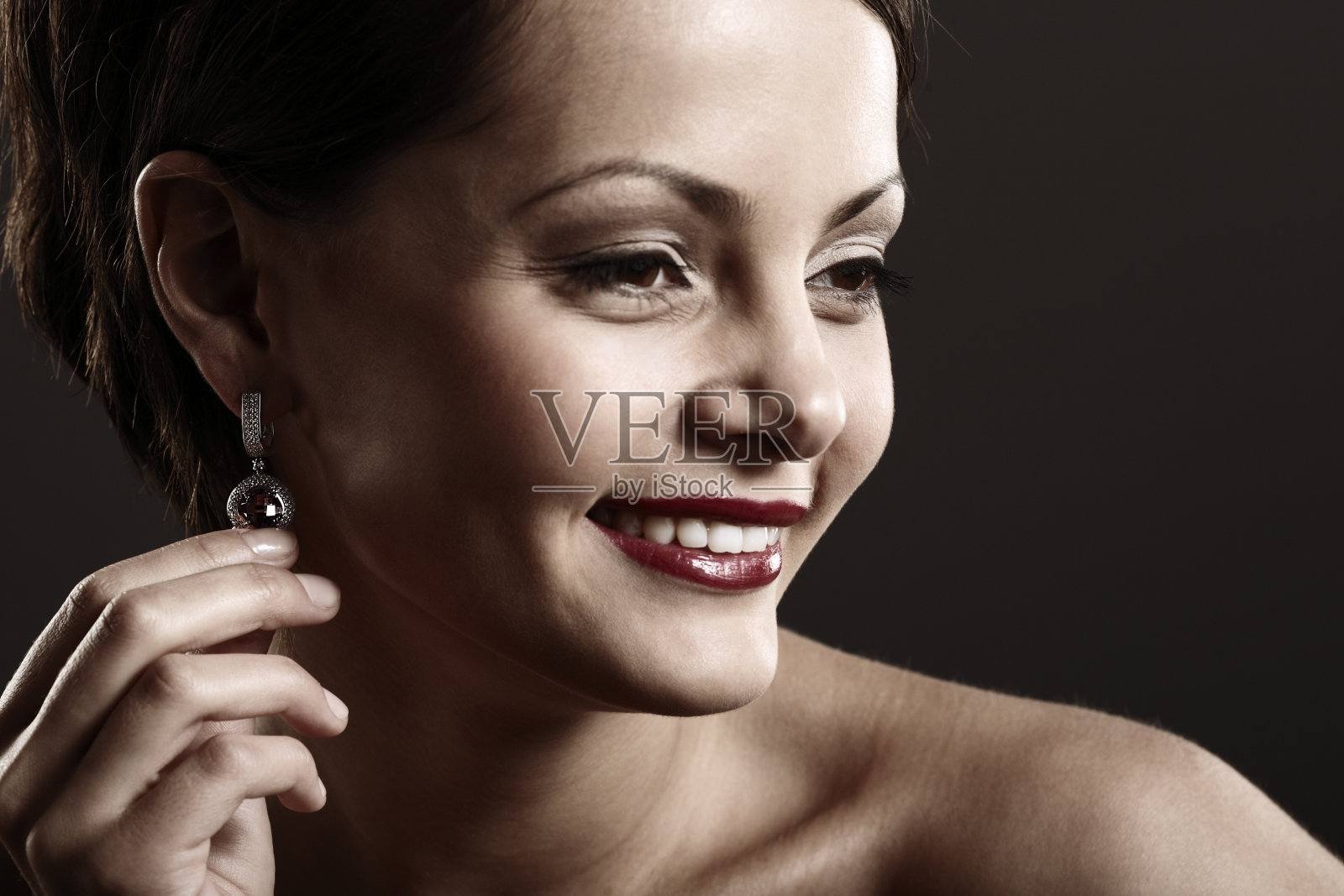 戴着珠宝的年轻女子照片摄影图片