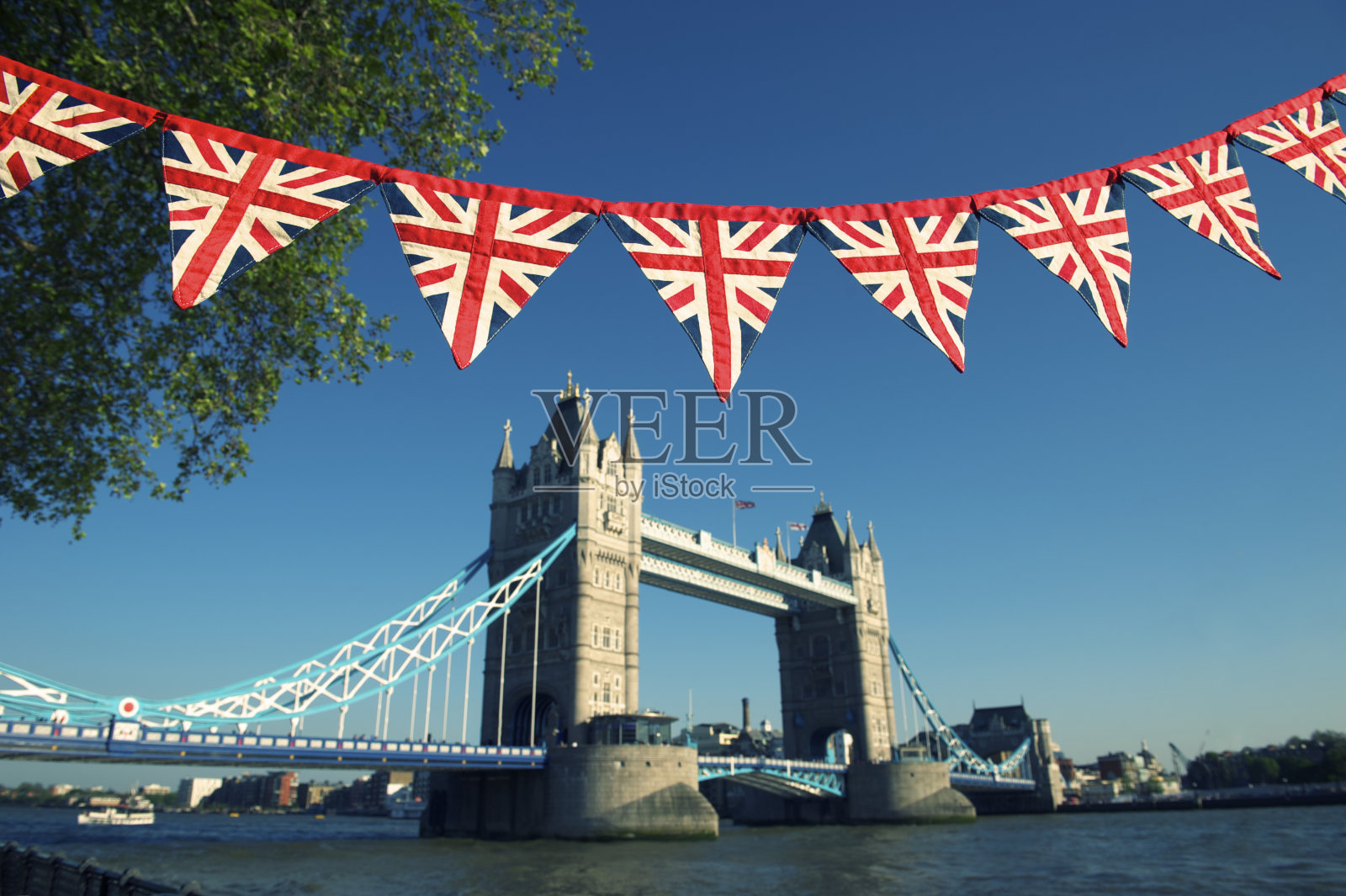 伦敦塔桥和经典的英国国旗旗照片摄影图片