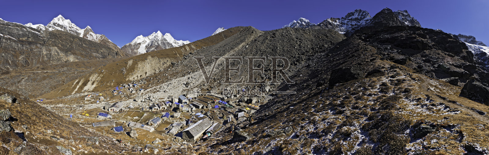 夏尔巴人村高海拔的山顶小屋全景喜马拉雅山尼泊尔照片摄影图片