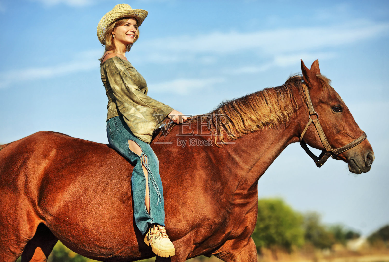 在户外骑马的年轻女子照片摄影图片