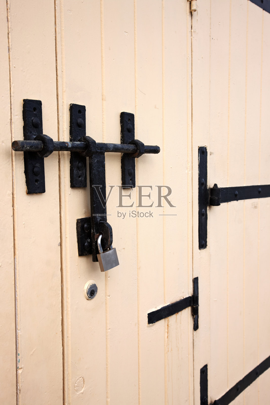 木棚门上的纹理和挂锁照片摄影图片