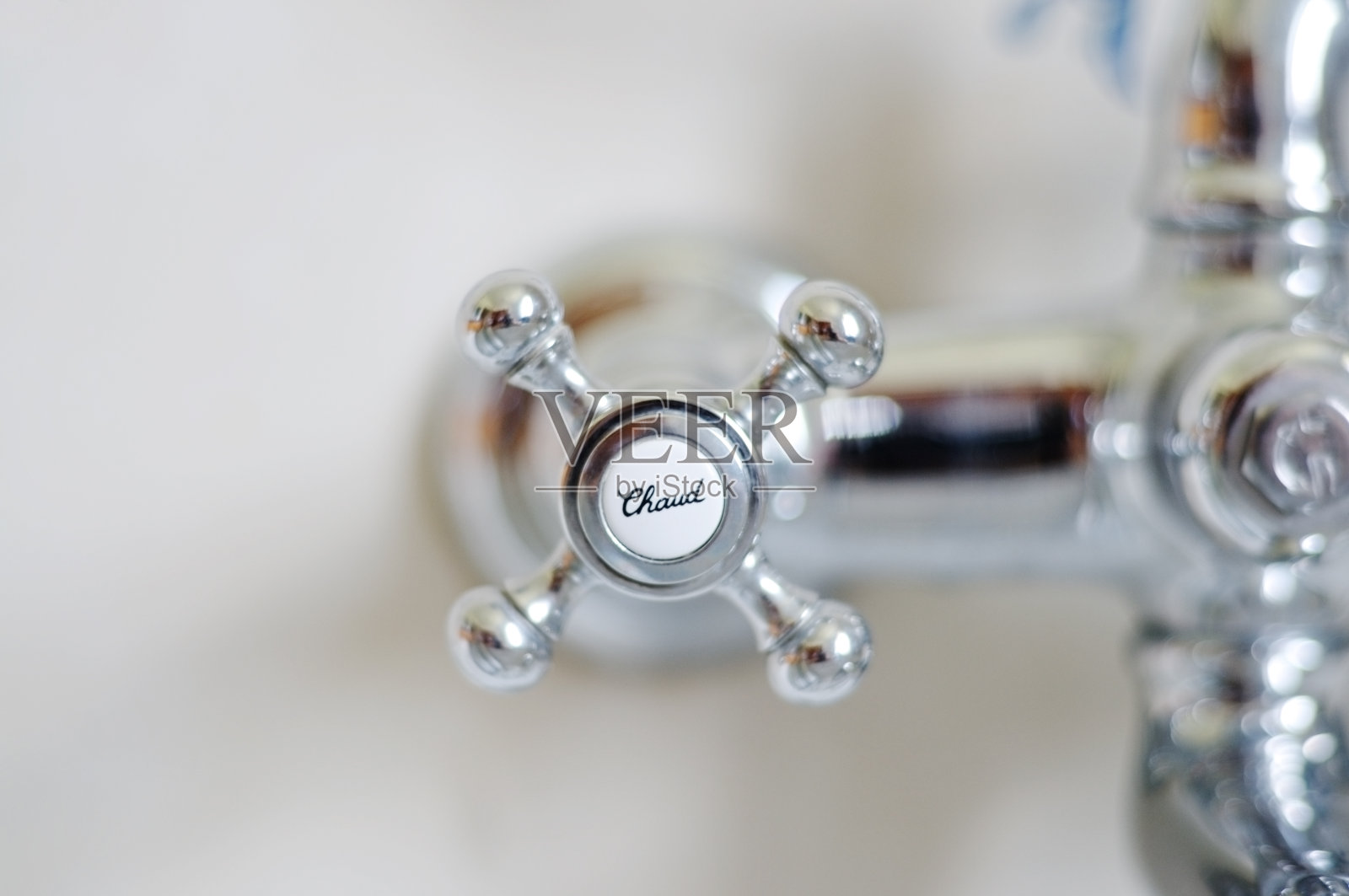 浴室水龙头上的法国和热水照片摄影图片