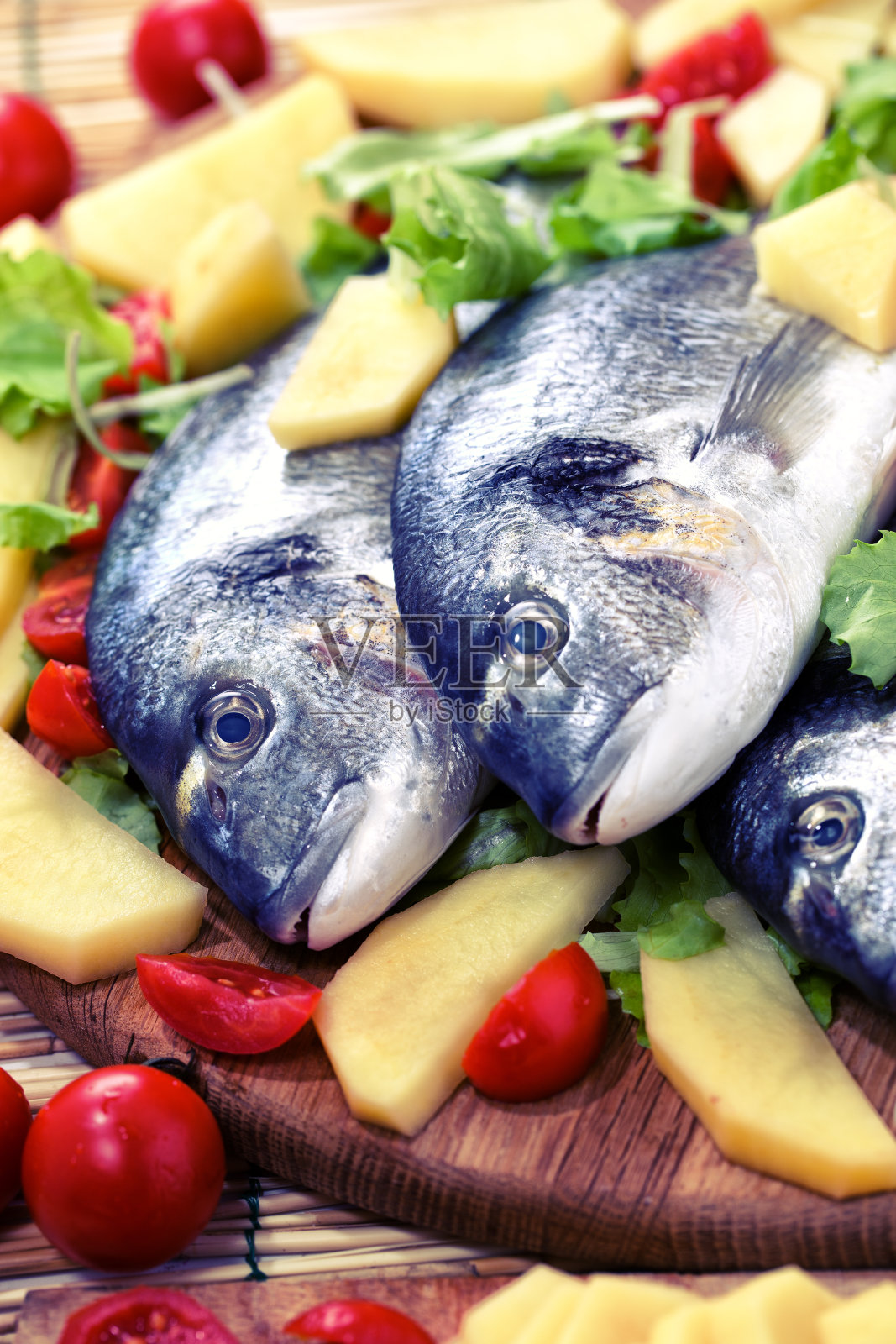 海鲷配土豆和西红柿照片摄影图片