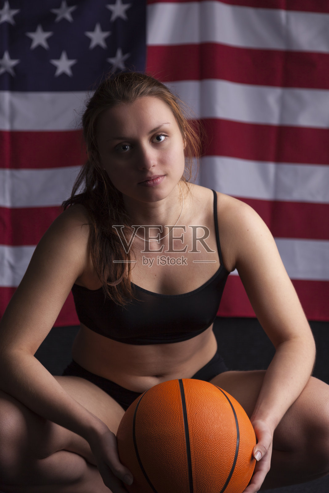 漂亮女孩和她的篮球休息照片摄影图片