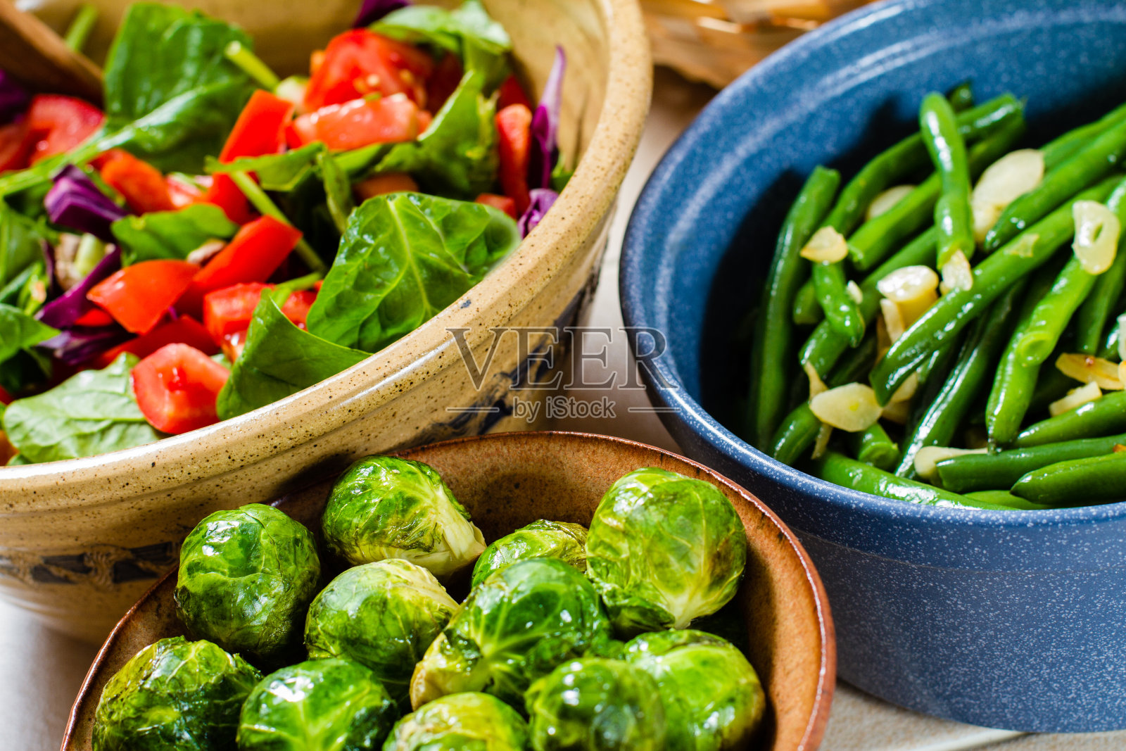 混合蔬菜沙拉,煮过的芽甘蓝和gene beans在碗里。照片摄影图片