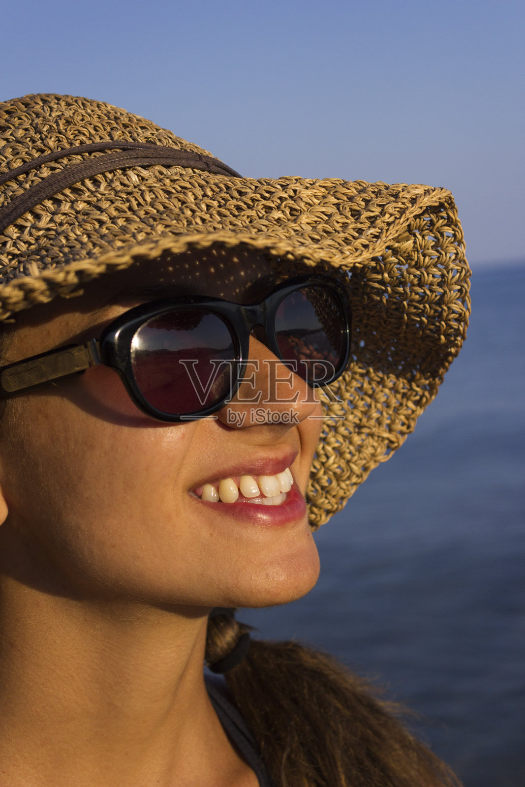 日落时分沙滩上的性感女孩照片摄影图片