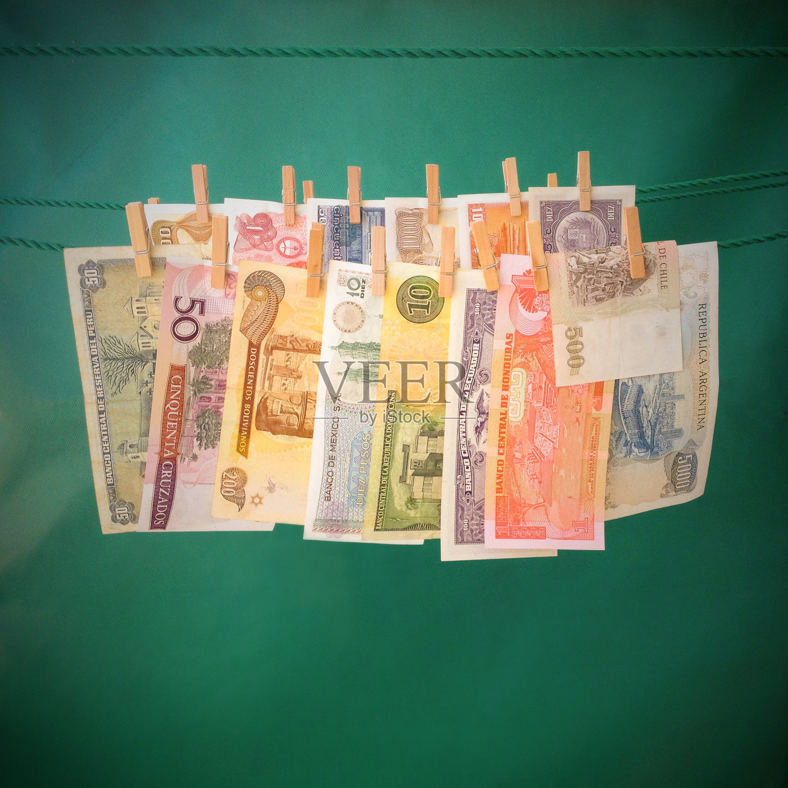 晾衣夹上挂着拉美货币照片摄影图片