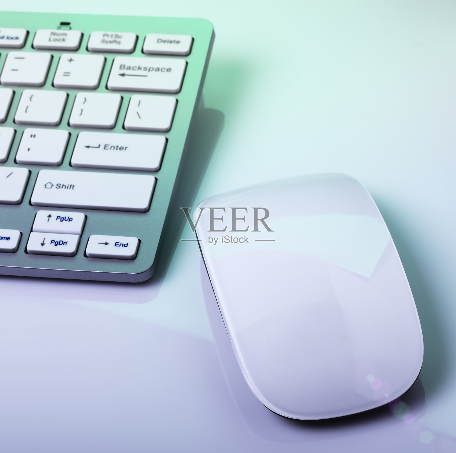 的办公桌上照片摄影图片