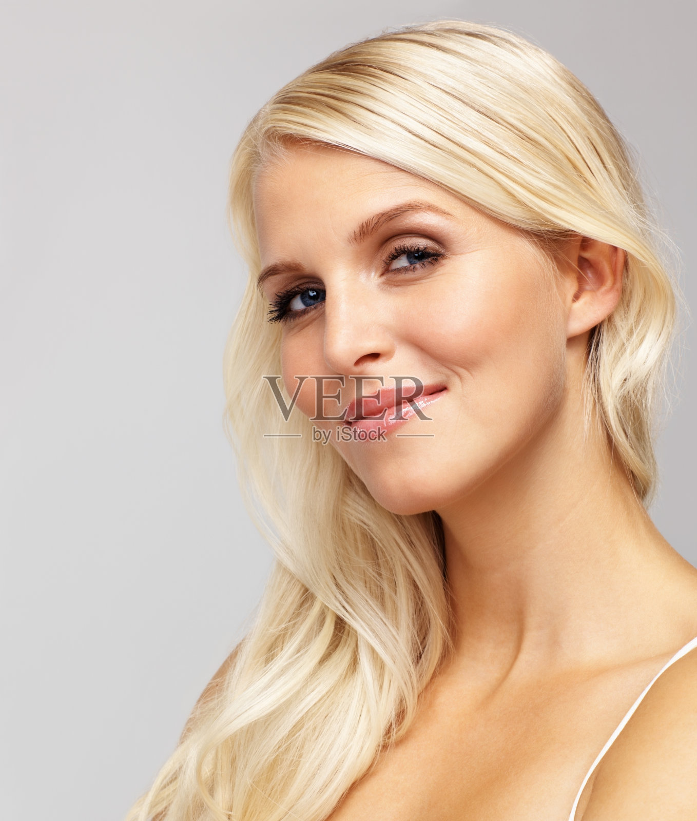 女人看着你照片摄影图片