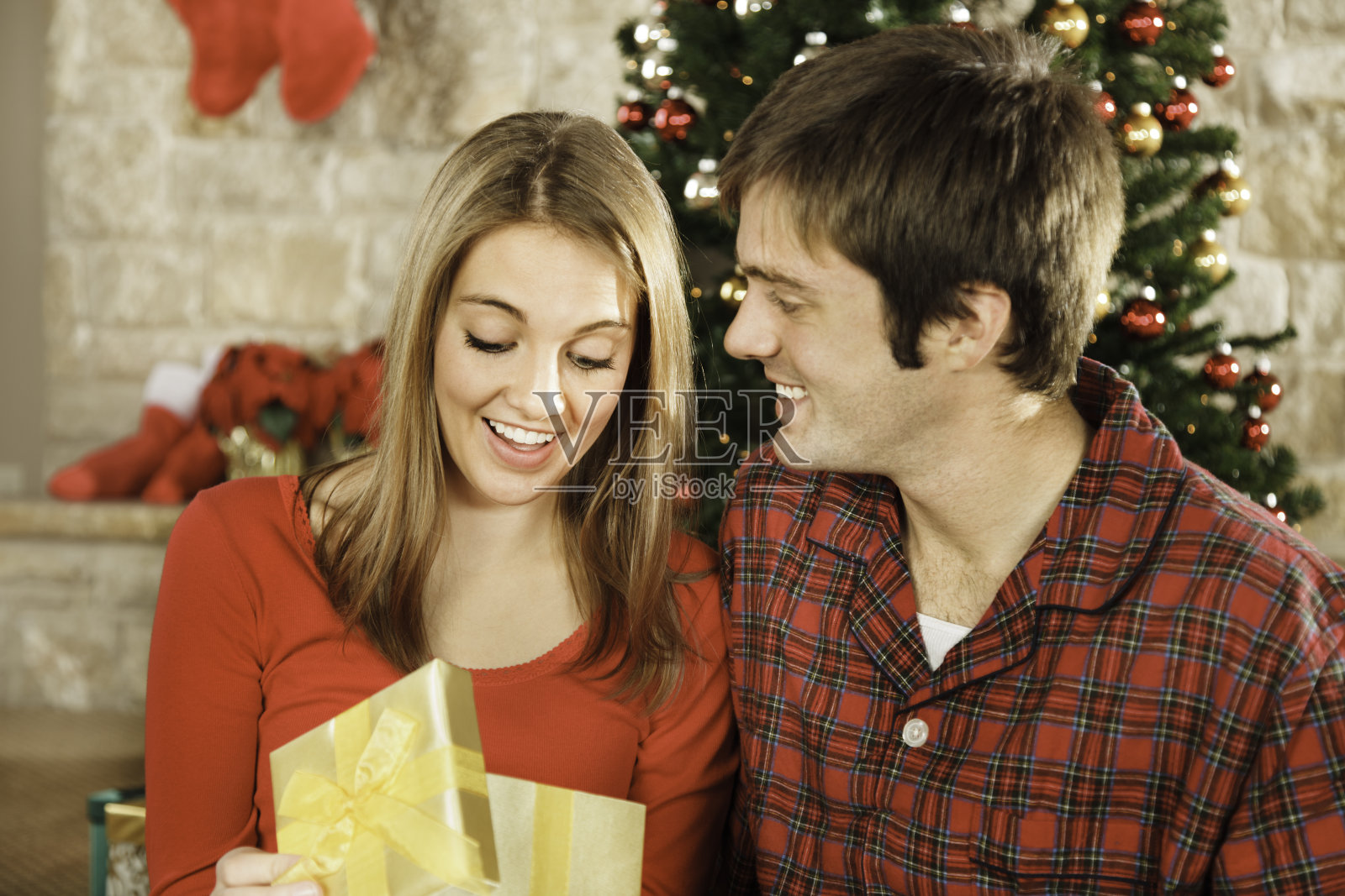 年轻夫妇交换圣诞礼物照片摄影图片