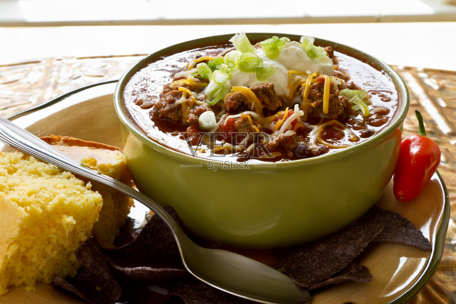 辣椒碎奶酪和玉米面包碗照片摄影图片